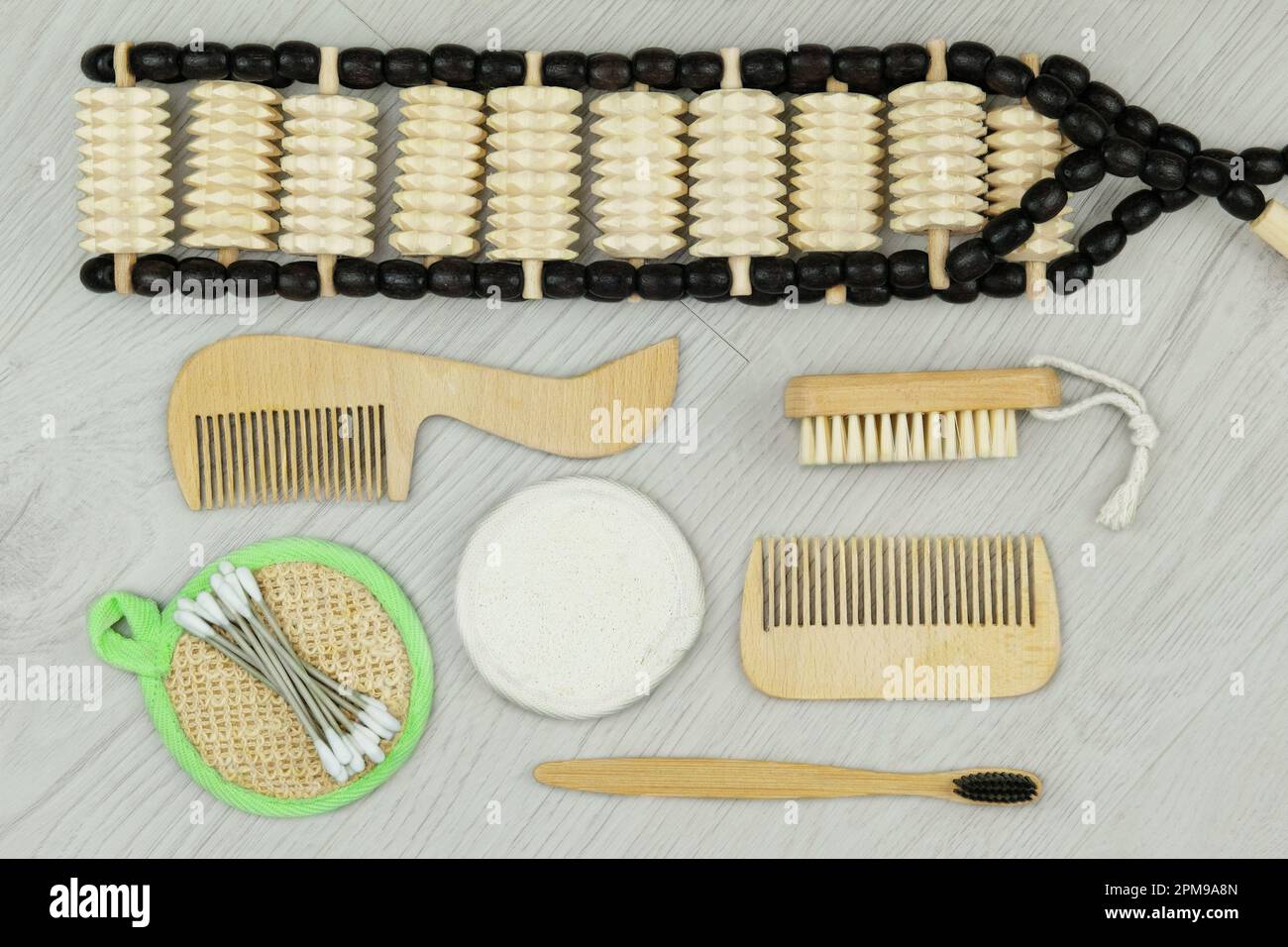 Umweltfreundlich. Vielzahl von Kosmetikartikeln aus Holz. Keine Verschwendung. Stockfoto