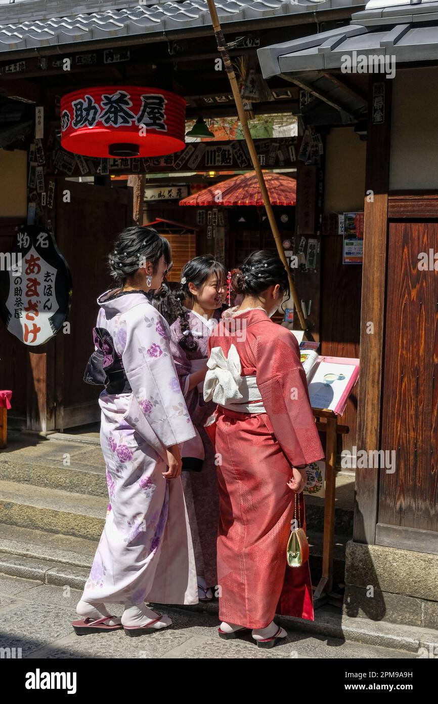 Kyoto, Japan - 28. März 2023: Frauen in Kimonos in Sannenzaka, einer Fußgängerzone mit Kopfsteinpflaster in Kyoto, Japan. Stockfoto