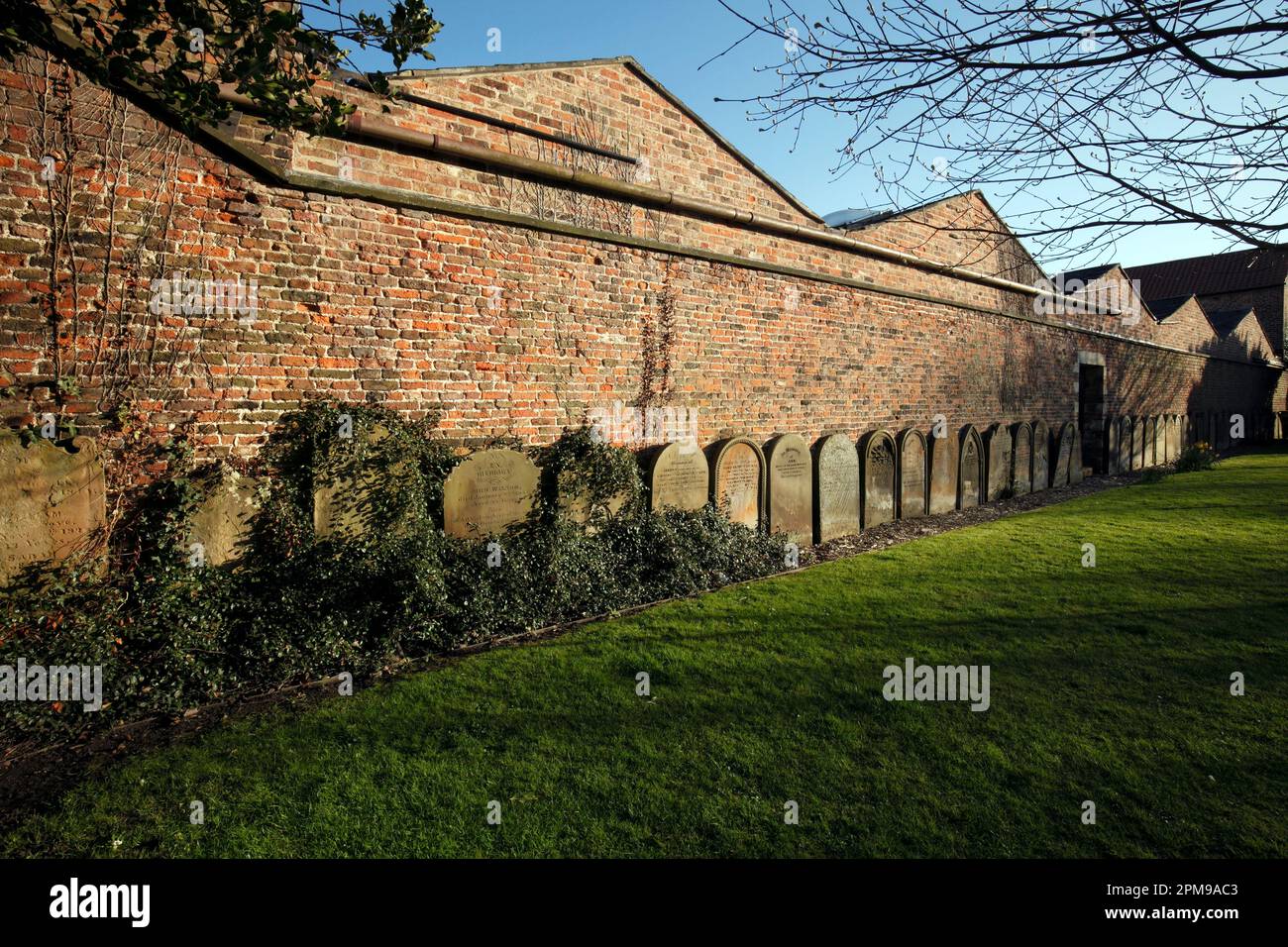 Coronation Gardens in Beverley, East Ridings, Yorkshire. Zur Erinnerung an die Krönung von Königin Elizabeth II. Im Jahr 1953. Ehemaliger Eigentümer von St. Marys Stockfoto Coronation Gardens in Beverley, East Ridings, Yorkshire. Zur Erinnerung an die Krönung von Königin Elizabeth II. Im Jahr 1953. Ehemaliger Eigentümer von St. Marys Stockfoto