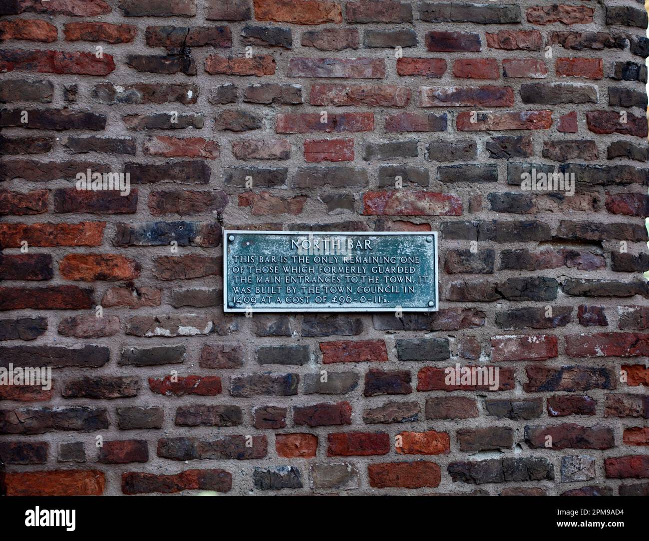 Informationsschild auf den alten Ziegelsteinen von North Bar, dem einzigen noch existierenden Pförtnerhaus in Beverley, East Riding, Yorkshire, Großbritannien Stockfoto