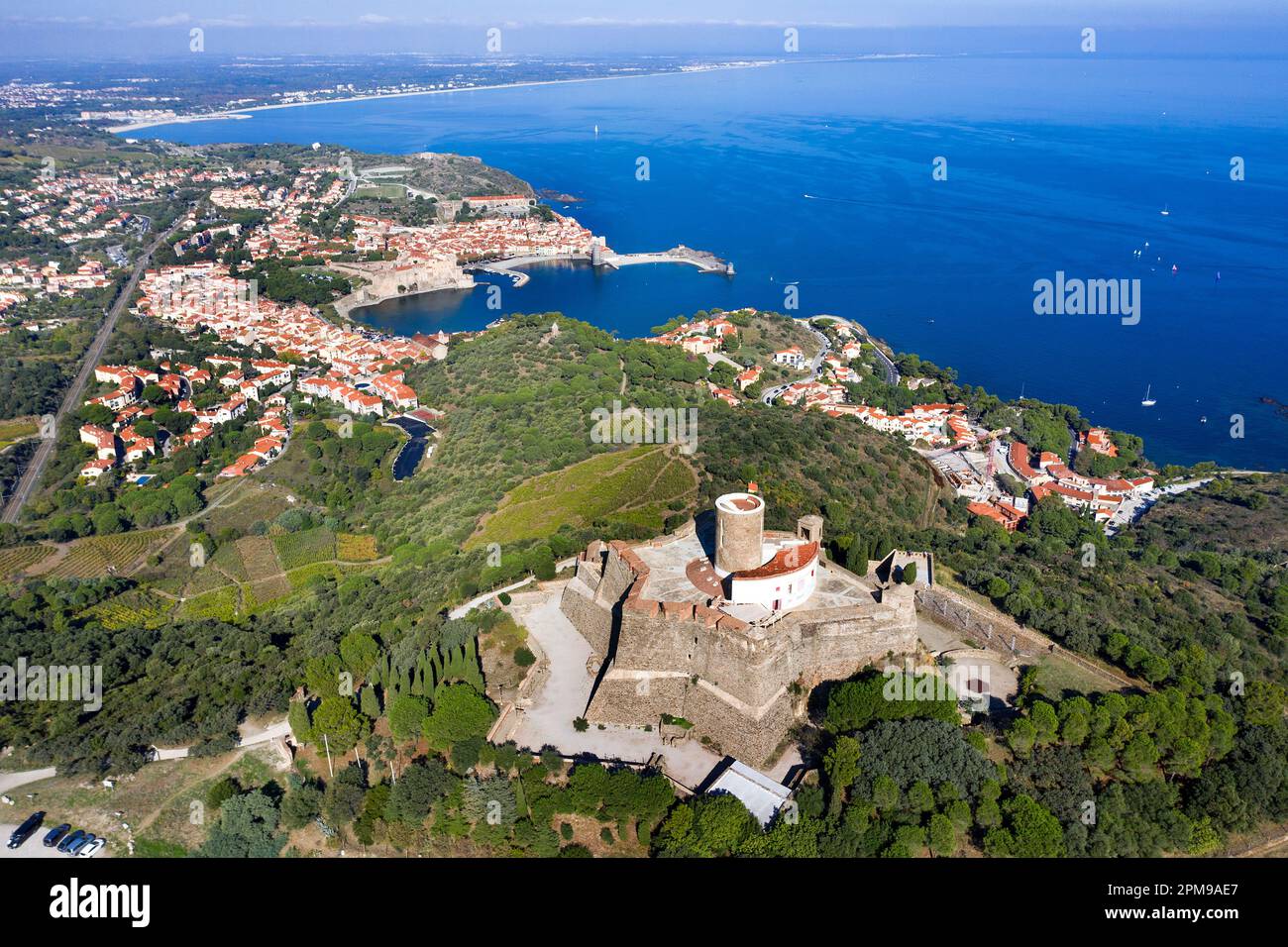 Die alte mittelalterliche Festung Saint-Elme und das Fischerdorf Collioure, Pyrénées-Orientales, Languedoc-Roussillon, Südfrankreich, Frankreich, Europa Stockfoto