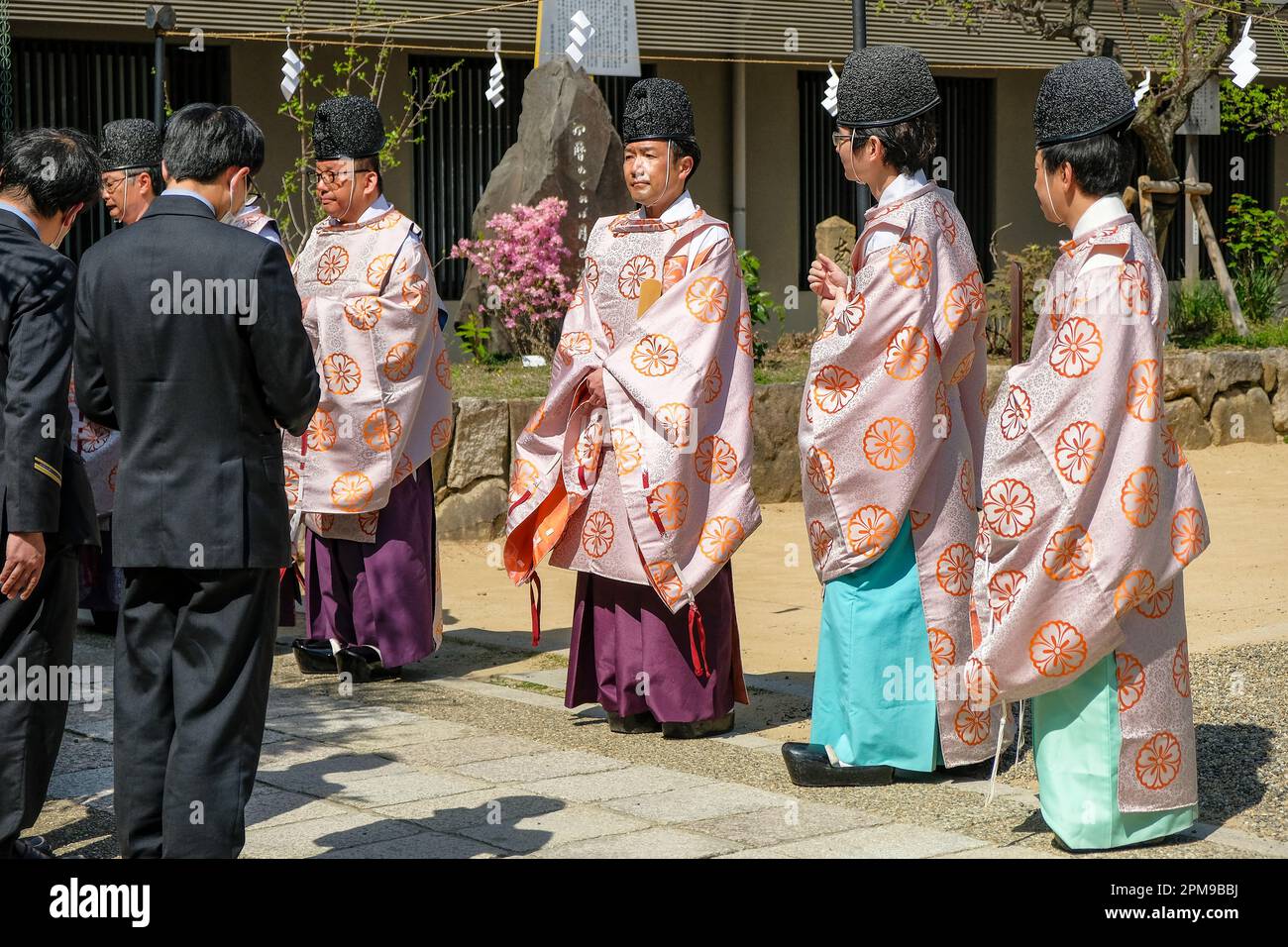 Kobe, Japan - April 1, 2023: Priests in the Ikuta Shrine is a Shinto shrine located in Kobe, Japan. Stockfoto