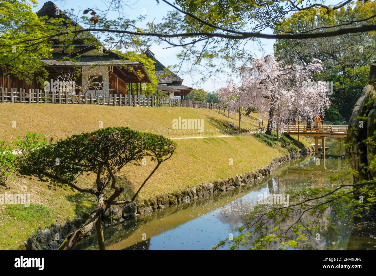 Okayama, Japan - 4. April 2023: Okayama Korakuen Garden ist ein japanischer Garten in Okayama, Japan. Stockfoto