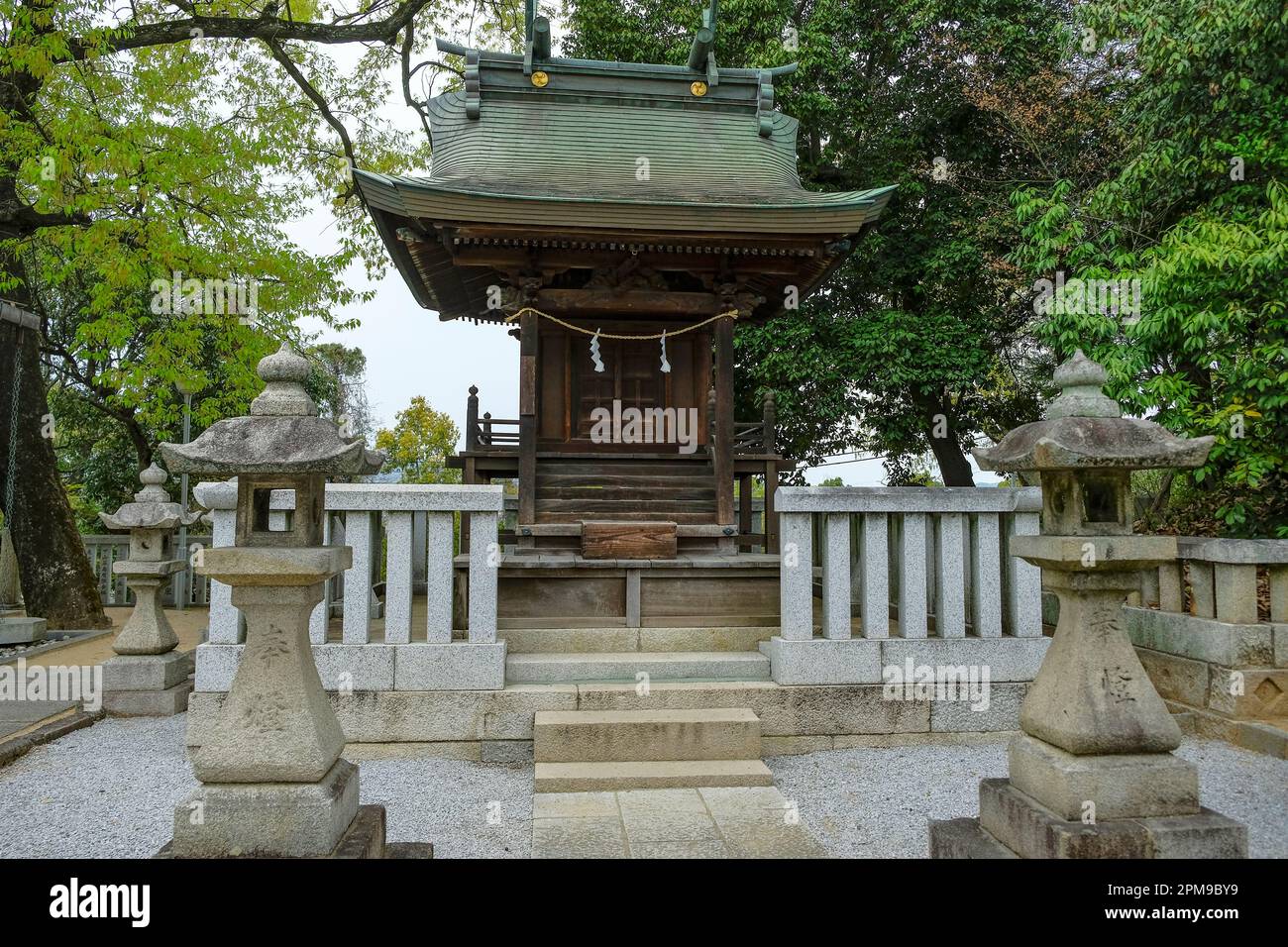 Kurashiki, Japan - 5. April 2023: Der Achi-Schrein ist ein Shinto-Schrein in Kurashiki, Japan. Stockfoto
