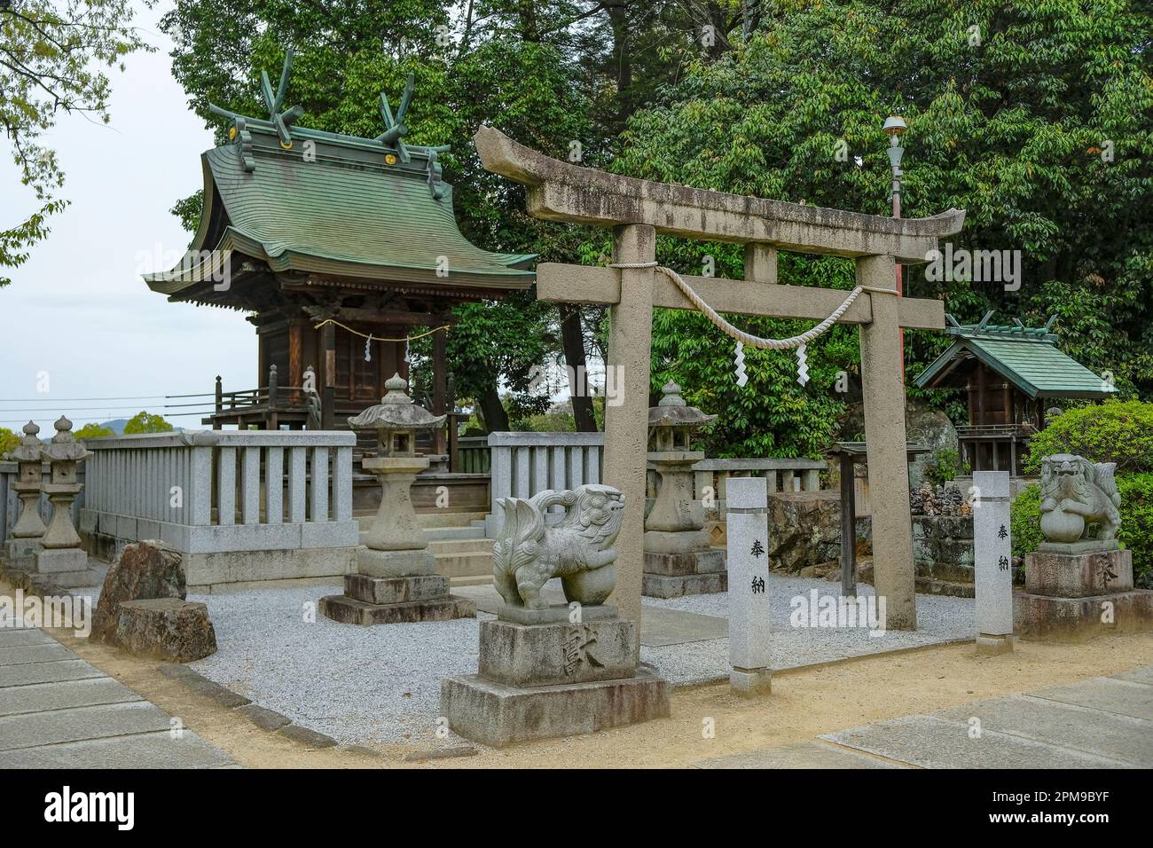 Kurashiki, Japan - 5. April 2023: Der Achi-Schrein ist ein Shinto-Schrein in Kurashiki, Japan. Stockfoto