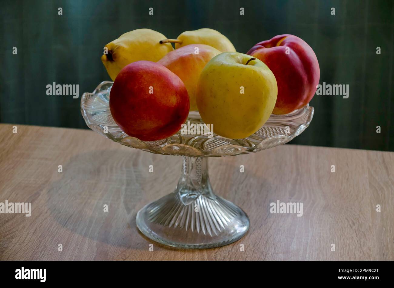 Eine Gruppe verschiedener frischer, reifer Früchte - Apfel, Pfirsich ...