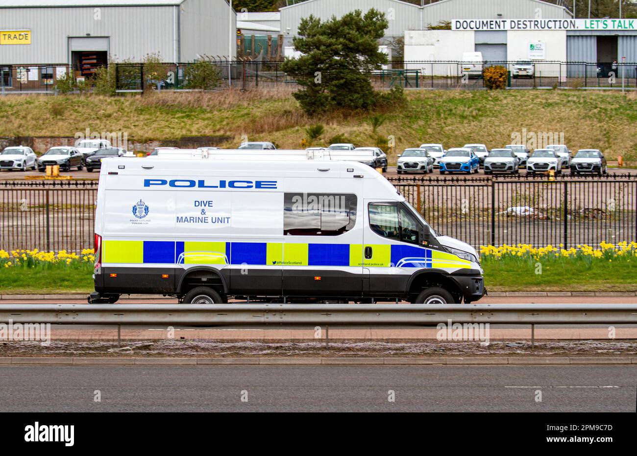 Ein Polizeiwagen von Schottland, der auf der Kingsway West Dual-Autobahn in Dundee, Schottland, unterwegs ist Stockfoto