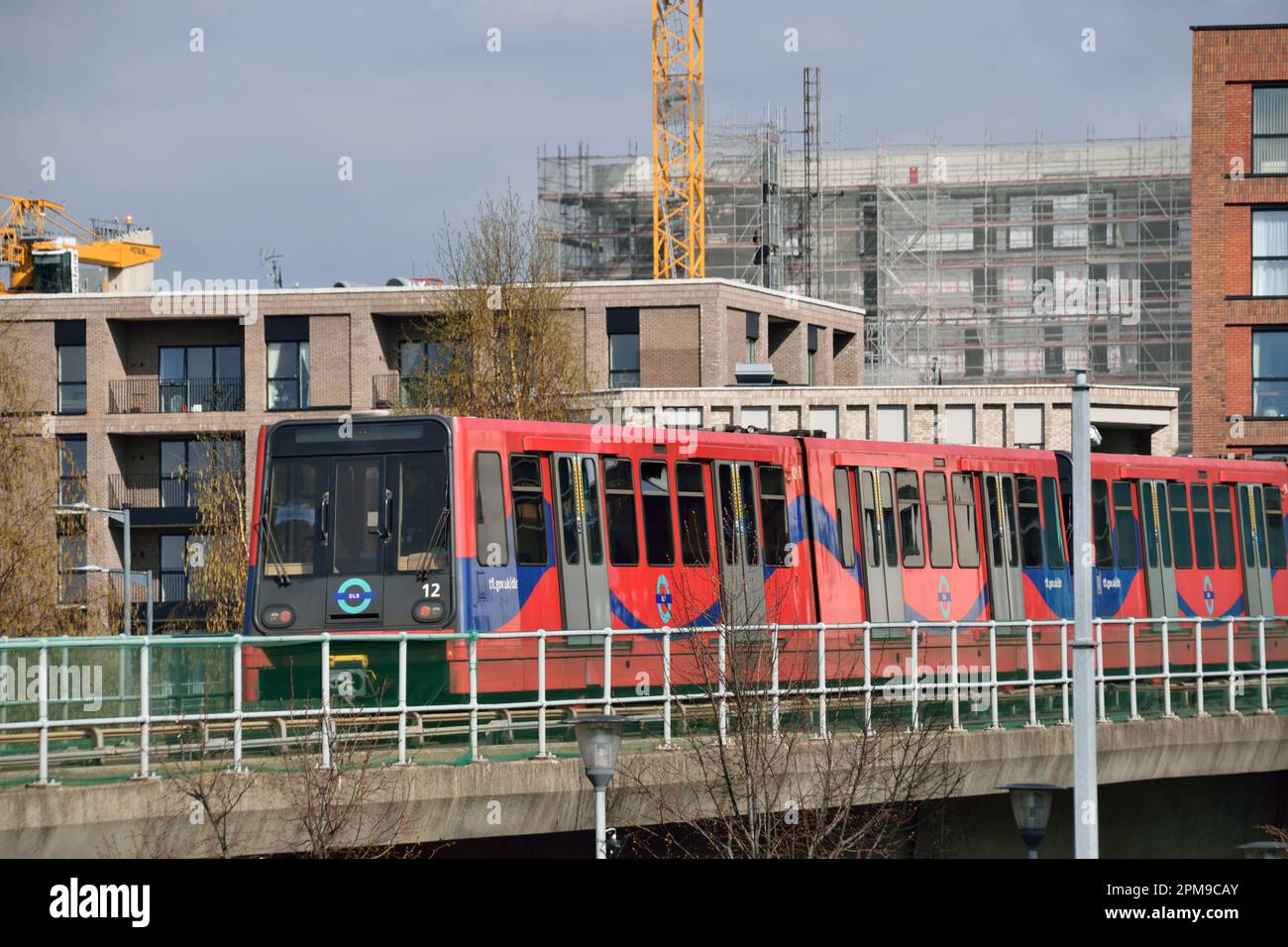 Die Docklands Light Railway (DLR) verkehrt zwischen den neuen Appartementblöcken, die um Gallions Reach in Newham, London, gebaut werden Stockfoto
