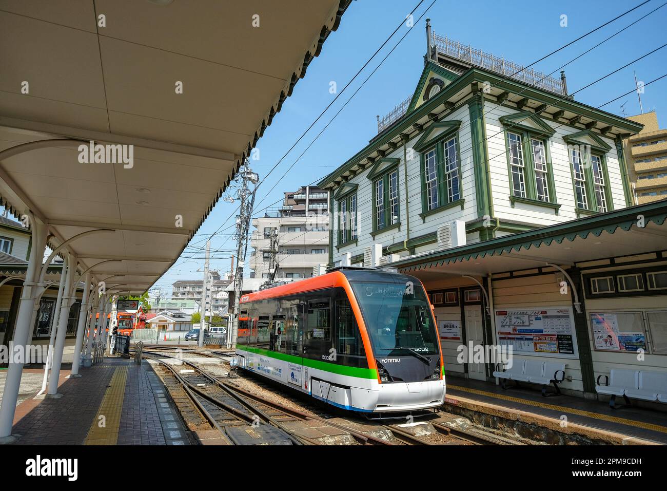 Matsuyama, Japan - 11. April 2023: Eine Straßenbahn am Bahnhof Dogo Onsen in Matsuyama, Japan. Stockfoto