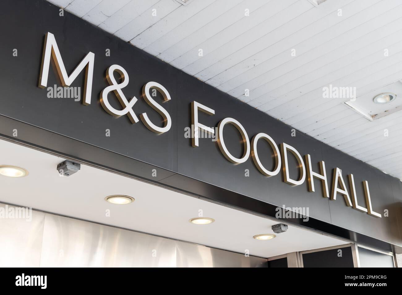 Nach London. GROSSBRITANNIEN - 04.09.2023. Das Namensschild des Marks and Spencers Flagship Store in der Oxford Street. Stockfoto