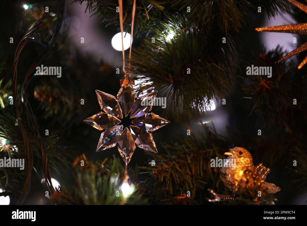Eine Weihnachts-Dekoration an einem Baum hängen Stockfoto