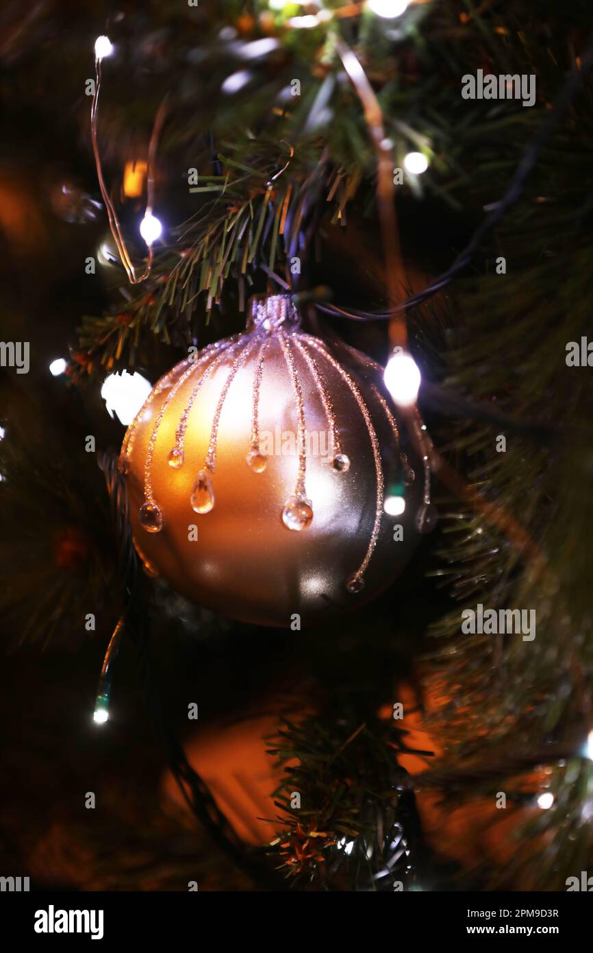 Eine Weihnachts-Dekoration an einem Baum hängen Stockfoto