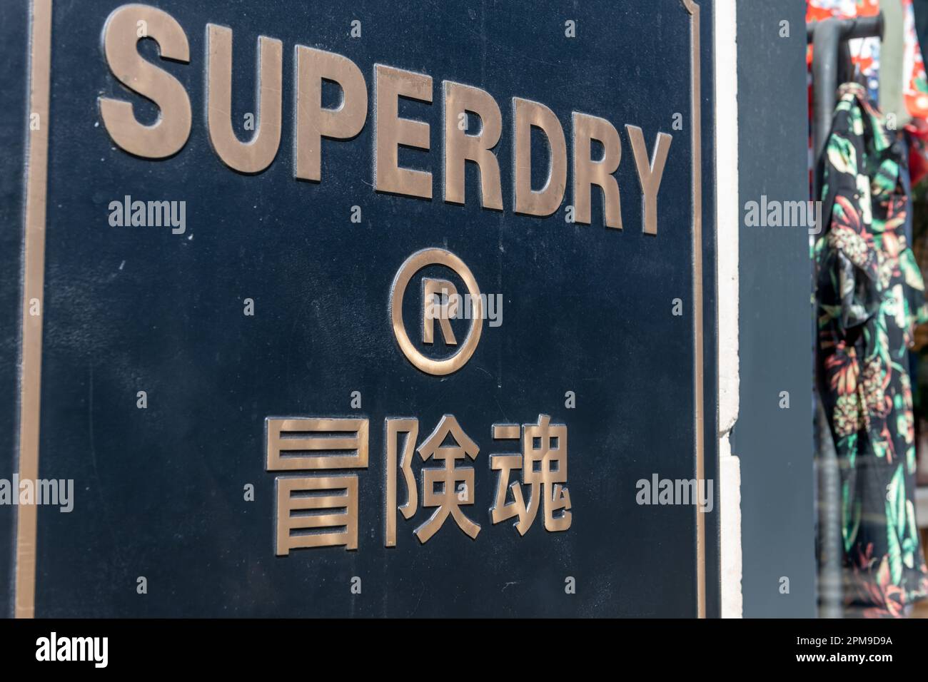 Nach London. GROSSBRITANNIEN - 04.09.2023. Die Fassade des Superdry-Einzelhandelsgeschäfts in der Oxford Street mit dem Namensschild und Logo des Unternehmens. Stockfoto