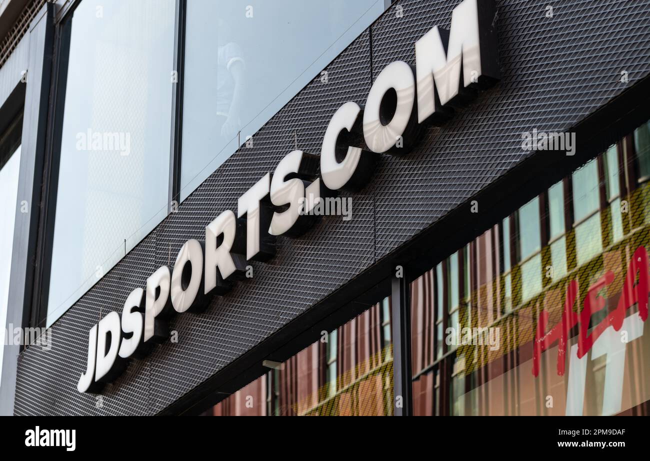 Nach London. GROSSBRITANNIEN - 04.09.2023. Das Namensschild an der Fassade eines JD Sports Ladens in der Oxford Street. Ein führender Sportschuh- und Modehändler Großbritannien. Stockfoto
