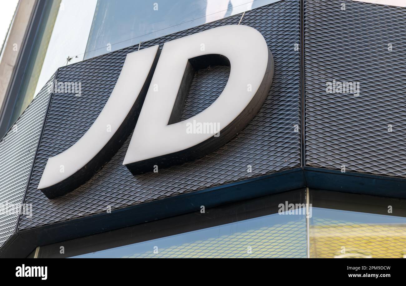 Nach London. GROSSBRITANNIEN - 04.09.2023. Das Namensschild an der Fassade eines JD Sports Ladens in der Oxford Street. Ein führender Sportschuh- und Modehändler Großbritannien. Stockfoto