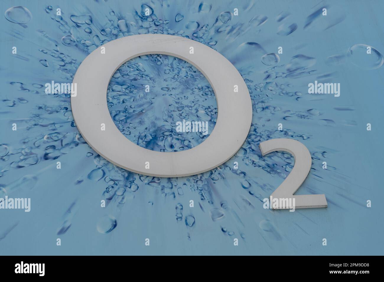 Nach London. GROSSBRITANNIEN - 04.09.2023. Das Namensschild einer Einzelhandelsfiliale von O2 in der Oxford Street. Ein britischer nationaler Mobilfunk- und Internetdienstanbieter. Stockfoto