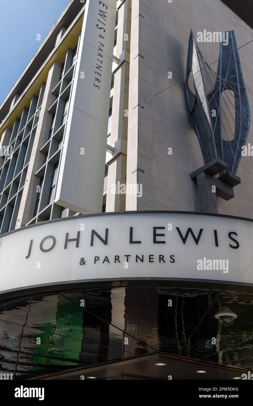 Nach London. GROSSBRITANNIEN - 04.09.2023. Das Namensschild an der Fassade des Flagship-Kaufhauses John Lewis and Partners in der Oxford Street. Stockfoto