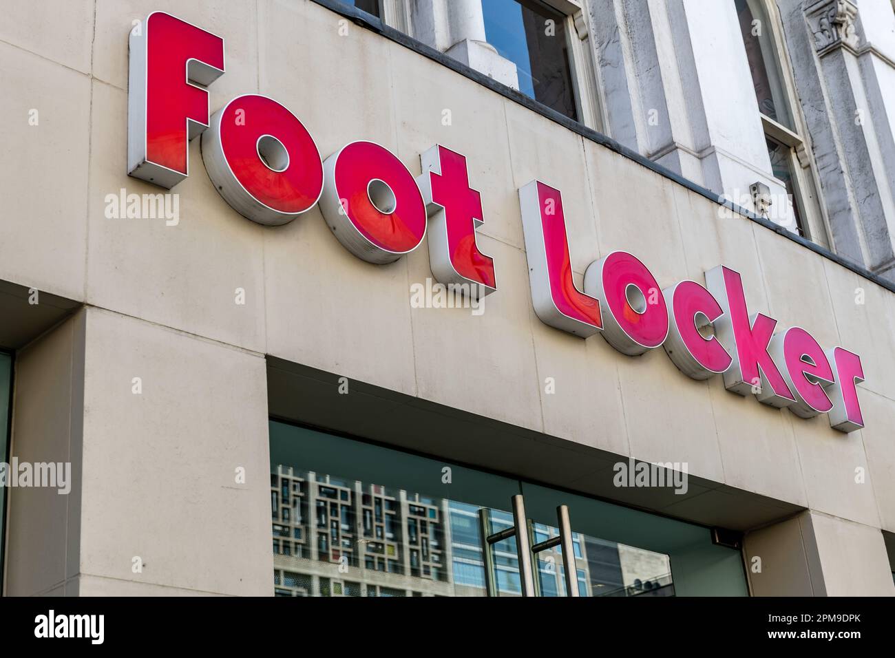 Nach London. GROSSBRITANNIEN - 04.09.2023. Das Namensschild an der Fassade des Zweigs von Foot locker in der Oxford Street. Amerikanischer Sportswear and Footwear multinational ret Stockfoto