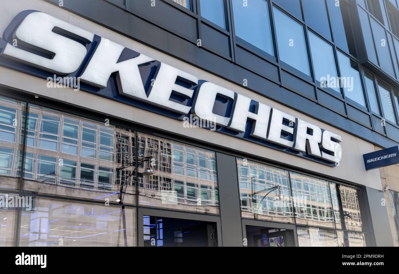 Nach London. GROSSBRITANNIEN - 04.09.2023. Das Namensschild an der Fassade der Einzelhandelsfiliale von Sketchers in der Oxford Street. Ein amerikanisches, multinationales Schuhunternehmen. Stockfoto
