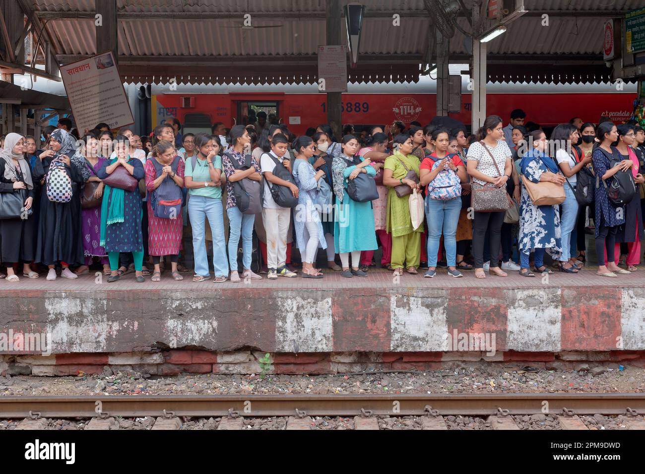 Eine Menge weiblicher Pendler, die einen Bahnsteig an der Dadar Station in Mumbai, Indien, überquert haben und darauf warten, an Bord eines der Damen-Spezial-Drehgestelle zu gehen Stockfoto