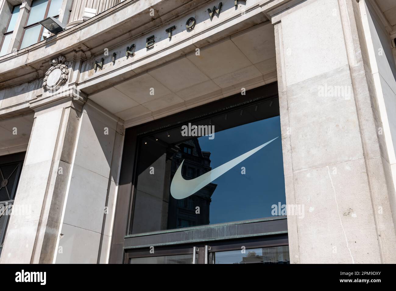 Nach London. GROSSBRITANNIEN - 04.09.2023. Der Nike Store in Oxford Circus mit dem Firmenlogo und der Marke. Stockfoto