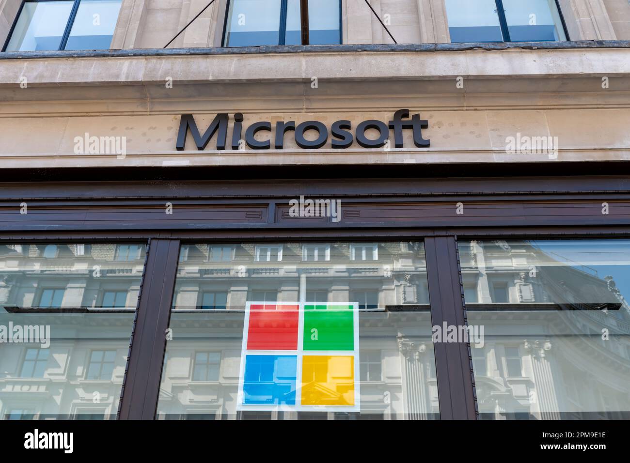 Nach London. GROSSBRITANNIEN - 04.09.2023. Microsoft-Einzelhandelsgeschäft in Oxford Circus mit Firmenname, Logo und Warenzeichen. Stockfoto