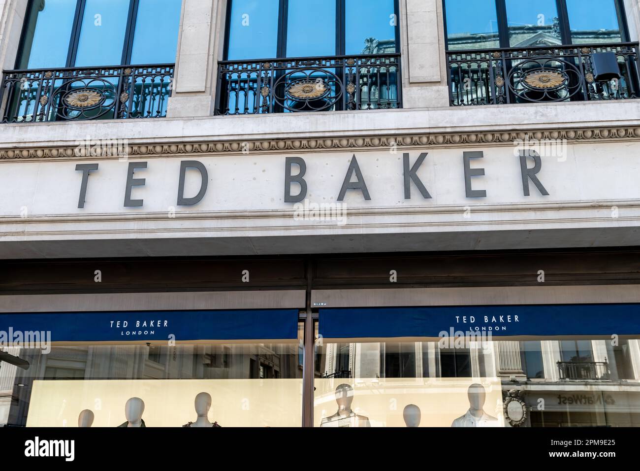 Nach London. GROSSBRITANNIEN - 04.09.2023. Das Schild mit dem Namen Ted Baker an der Fassade seiner Einzelhandelsfiliale in der Regent Street. Stockfoto