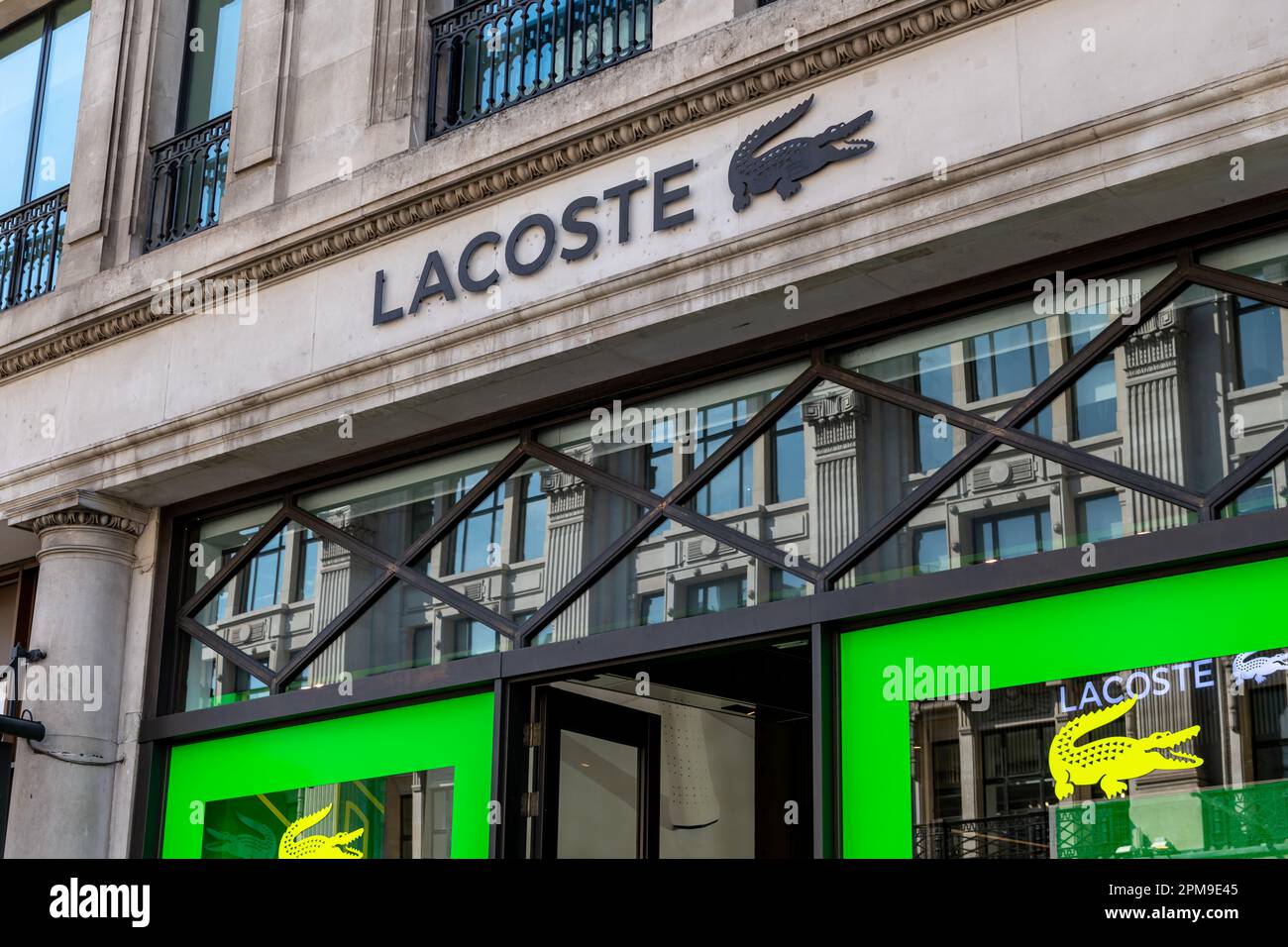 Nach London. GROSSBRITANNIEN - 04.09.2023. Das Namensschild und Logo der französischen Luxusmarke Lacoste an der Fassade des Einzelhandelsgeschäfts in der Regent Street. Stockfoto