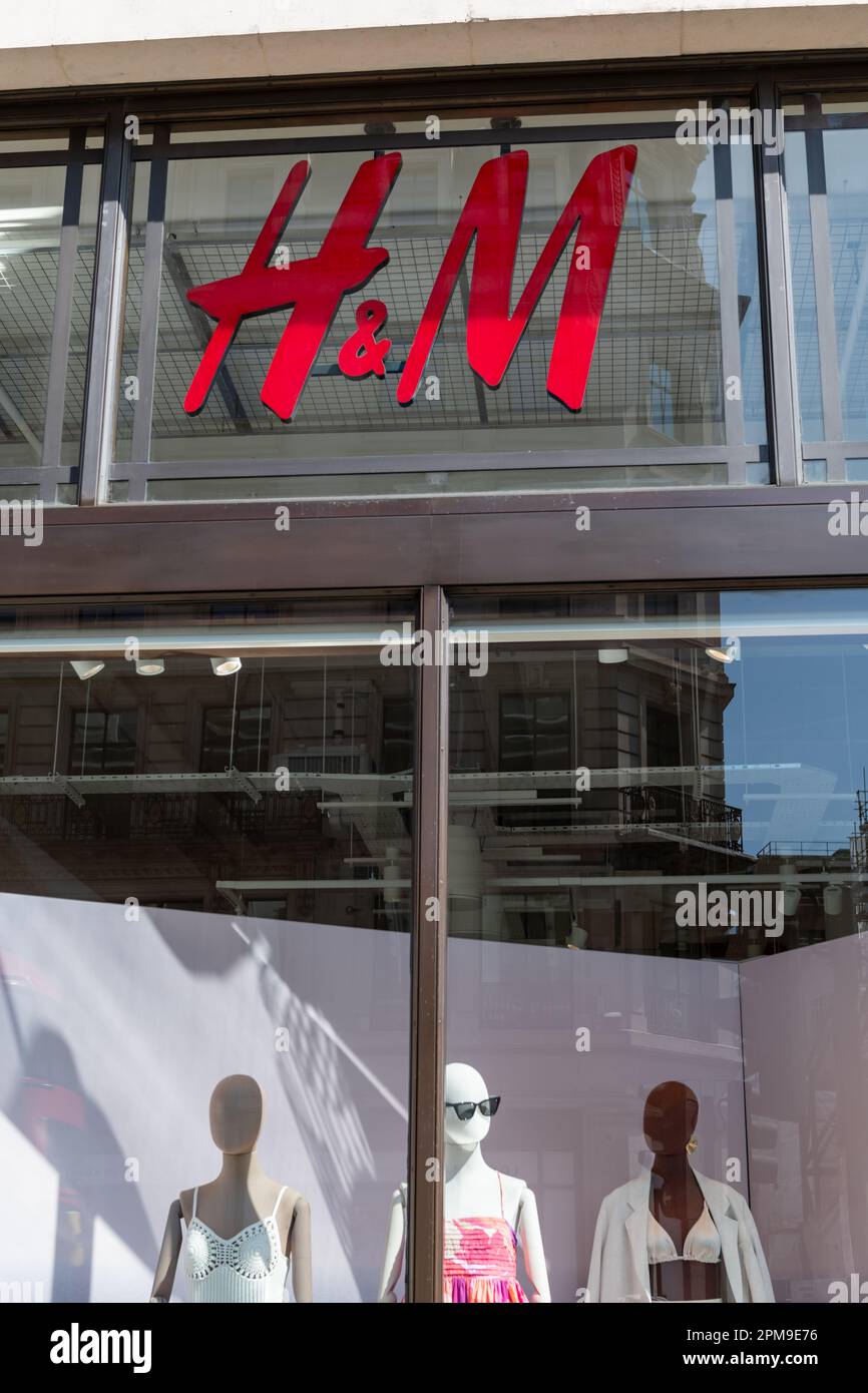 Nach London. GROSSBRITANNIEN - 04.09.2023. Das Namensschild des H&M-Einzelhandelsgeschäfts in der Oxford Street. Eine schwedische multinationale Bekleidungsmarke. Stockfoto