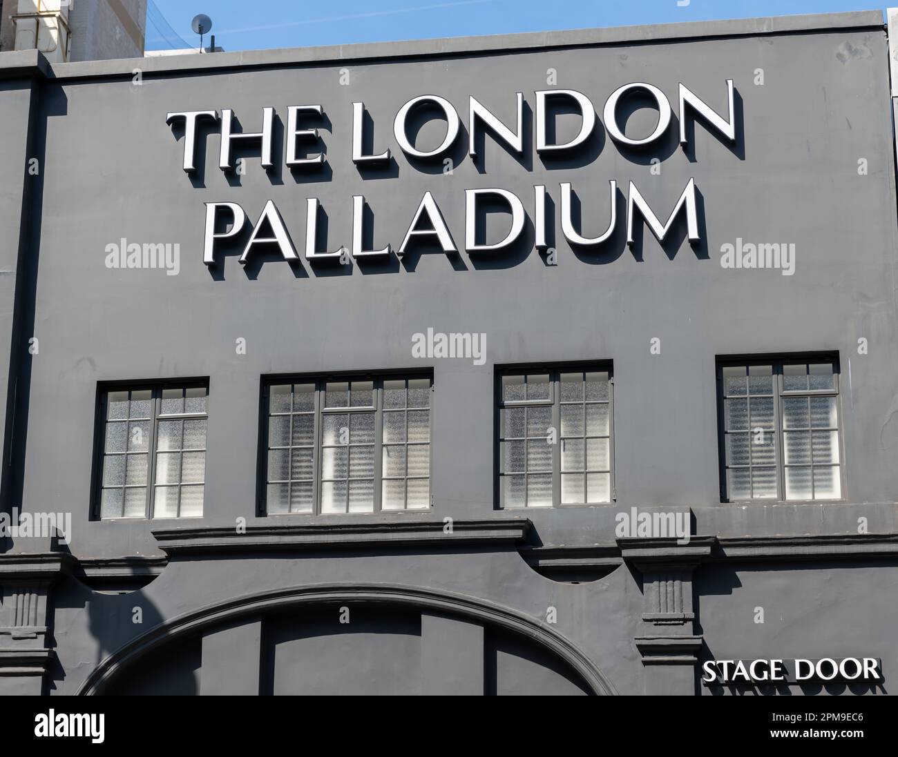 Nach London. UK- 04.09.2023. Das Namensschild und die Fassade des London Palladium Theaters. Stockfoto