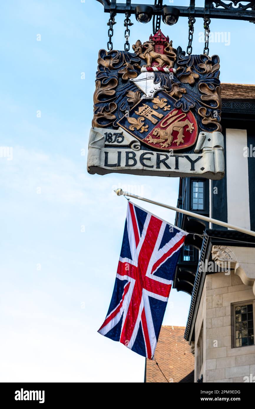 Nach London. GROSSBRITANNIEN - 04.09.2023. Das Namensschild an der Fassade des berühmten britischen Luxuskaufhauses Liberty. Stockfoto