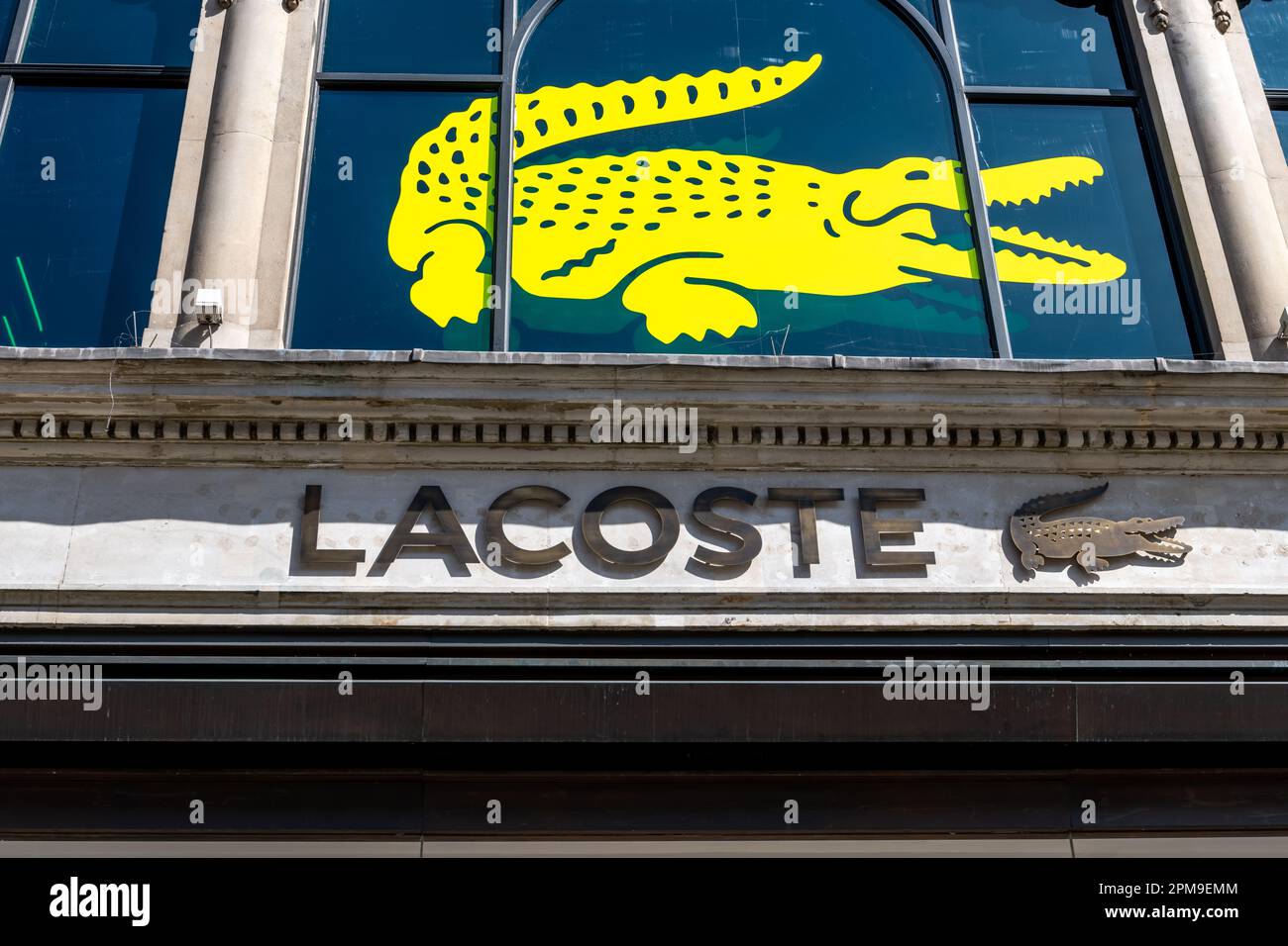 Nach London. GROSSBRITANNIEN - 04.09.2023. Das Namensschild und Logo der französischen Luxusmarke Lacoste an der Fassade des Einzelhandelsgeschäfts in der Regent Street. Stockfoto