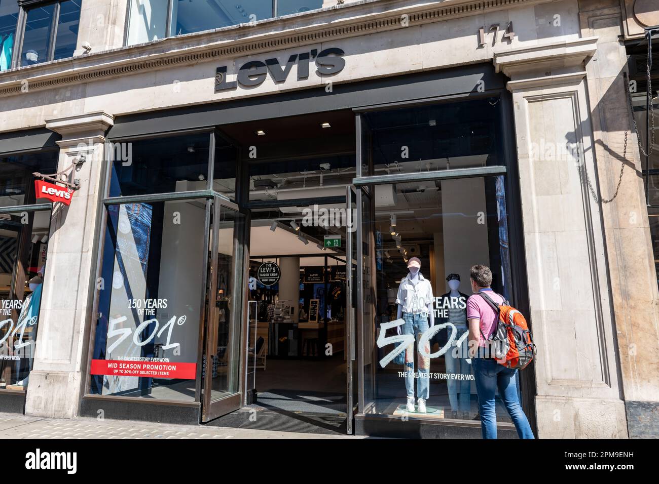 Nach London. GROSSBRITANNIEN - 04.09.2023. Die Ladenfront der Filiale des berühmten amerikanischen Bekleidungsunternehmens Levi's in der Regent Street. Stockfoto