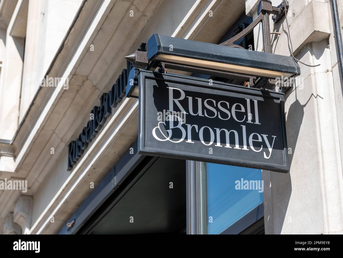 Nach London. GROSSBRITANNIEN - 04.09.2023. Ein Ladenschild des Luxusschuhhändlers Russell und Bromley in der Regent Street. Stockfoto