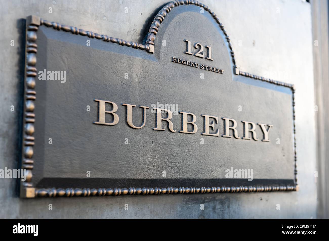 Nach London. GROSSBRITANNIEN - 04.09.2023. Das Namensschild des berühmten Modehändlers Burberry an der Fassade des Regent Street Stores. Stockfoto