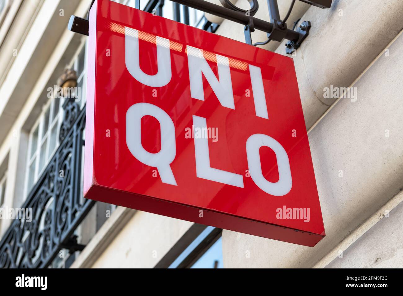 Nach London. GROSSBRITANNIEN - 04.09.2023. Das Namensschild für das Einzelhandelsunternehmen Uniqlo an der Fassade des Ladens in der Regent Street. Stockfoto