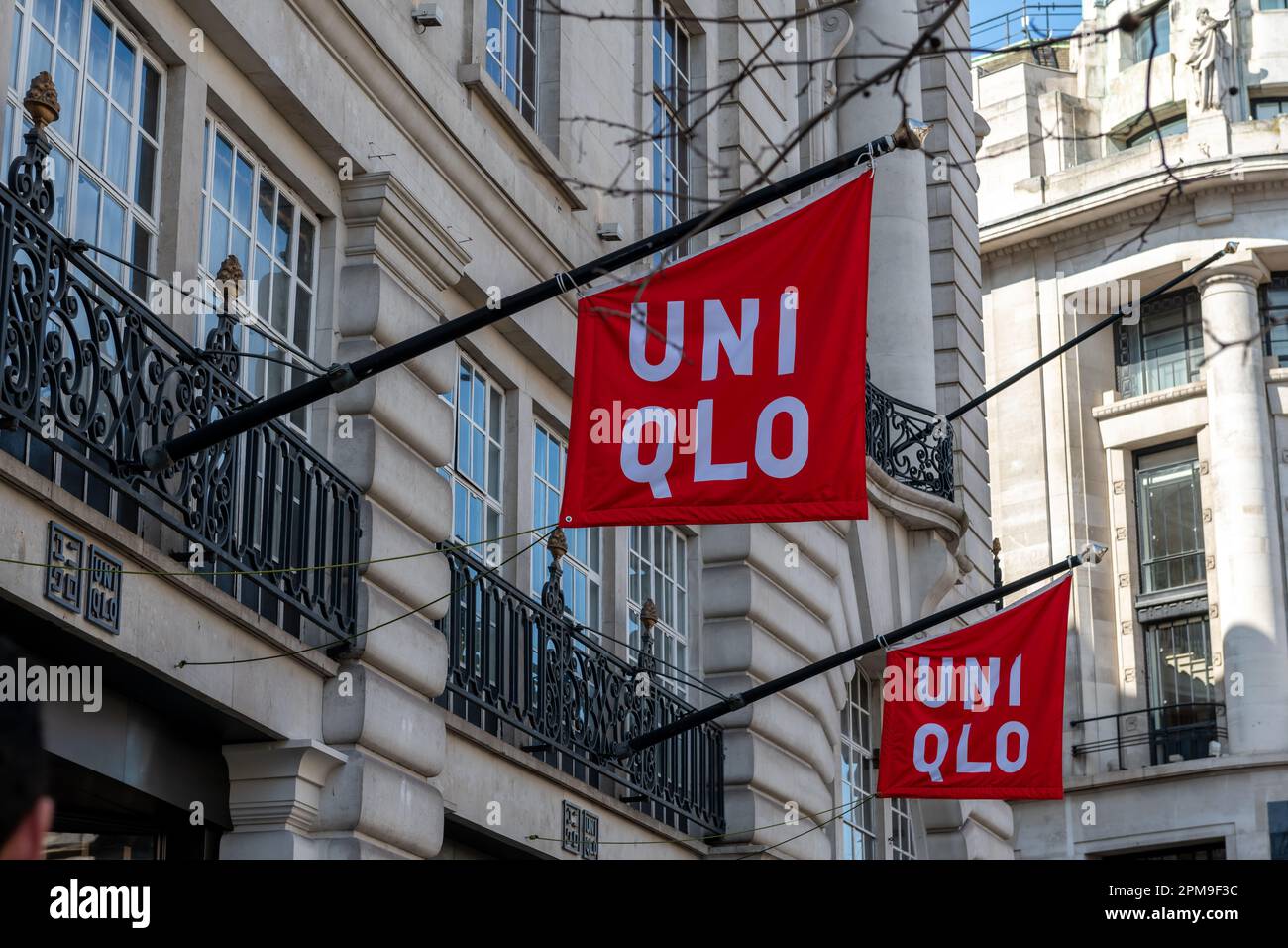 Nach London. GROSSBRITANNIEN - 04.09.2023. Das Namensschild für das Einzelhandelsunternehmen Uniqlo an der Fassade des Ladens in der Regent Street. Stockfoto