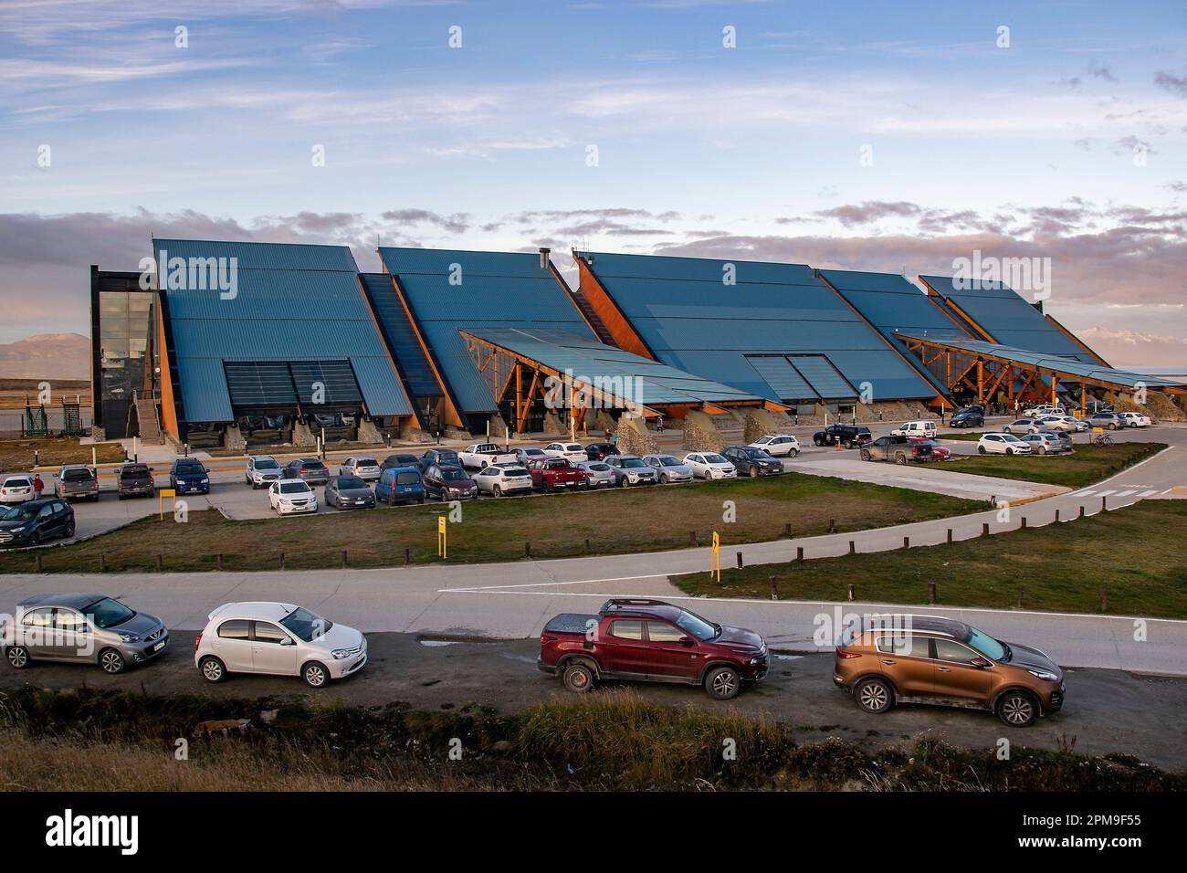 USHUAIA, ARGENTINIEN, APRIL - 2022 - Außenfassade des malvinas argentinas ushuaia International Airport, tierra del fuego, argentinien. Stockfoto