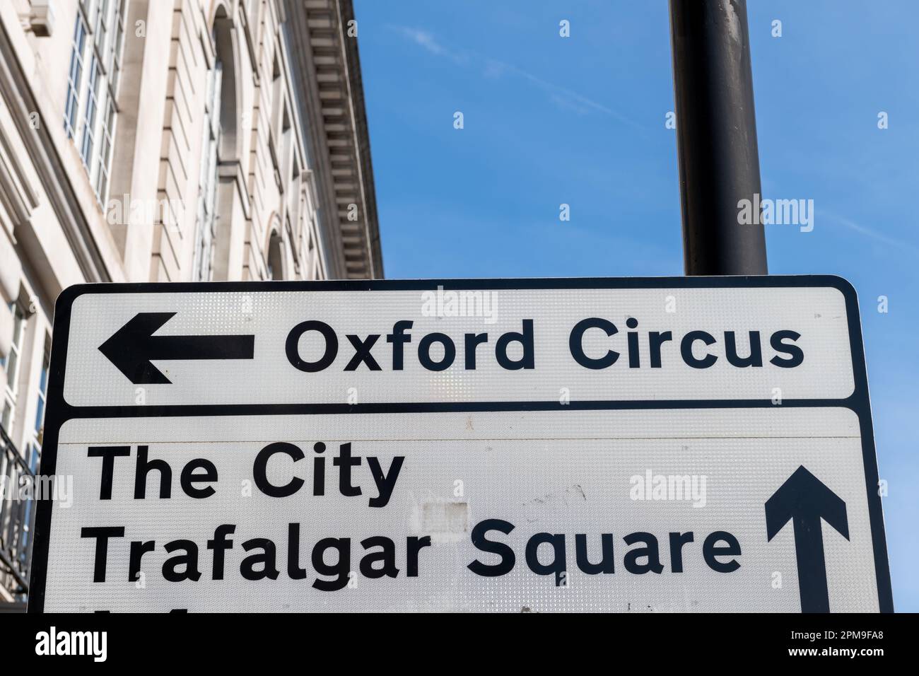 Straßenschild für Oxford Circus, City und Trafalgar Square. Berühmte Reiseziele in London, Großbritannien. Stockfoto