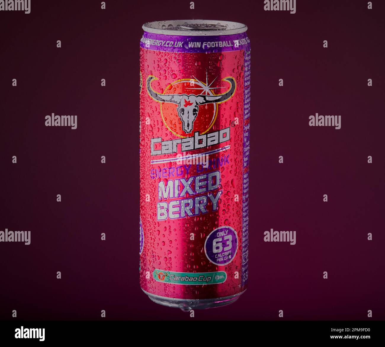 Mansfield,Nottingham,Vereinigtes Königreich:Studio-Produktbild einer Carbao Mixed Berry Energy Drinks Dose. Stockfoto