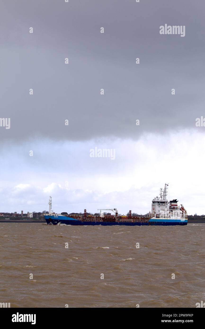Öltanker Nore verlässt den Hafen von Harwich unter stürmischem Himmel. Stockfoto