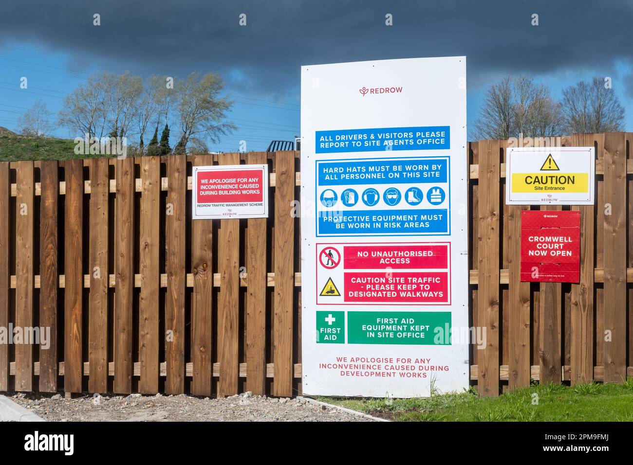 Eine Sammlung von Zeichen-, Gesundheits- und Sicherheitshinweise auf einem Brett um ein Gebäude bau Entwicklung website Stockfoto
