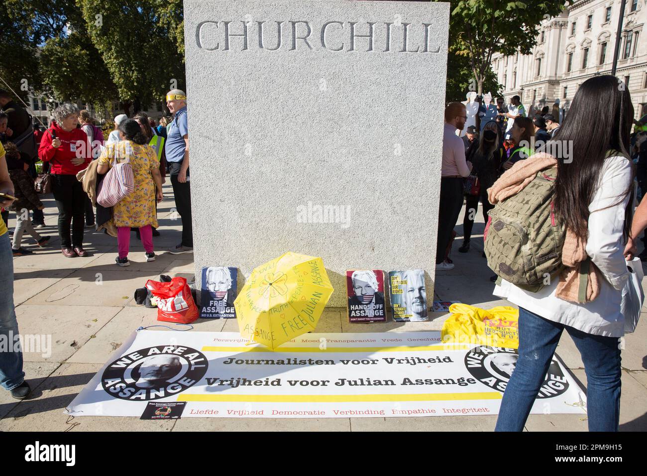 Um die Statue von Winston Churchill am Parliament Square in London werden ein Banner und Botschaften ausgestellt, die den WikiLeaks-Gründer Julian Assange unterstützen. Stockfoto