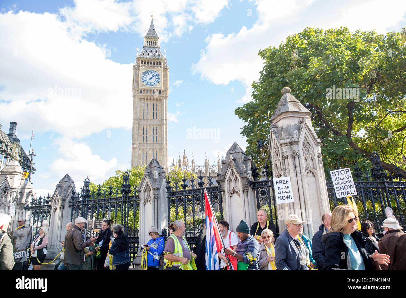 Anhänger des WikiLeaks-Gründers Julian Assange bilden eine menschliche Kette um die Houses of Parliament in London. Stockfoto