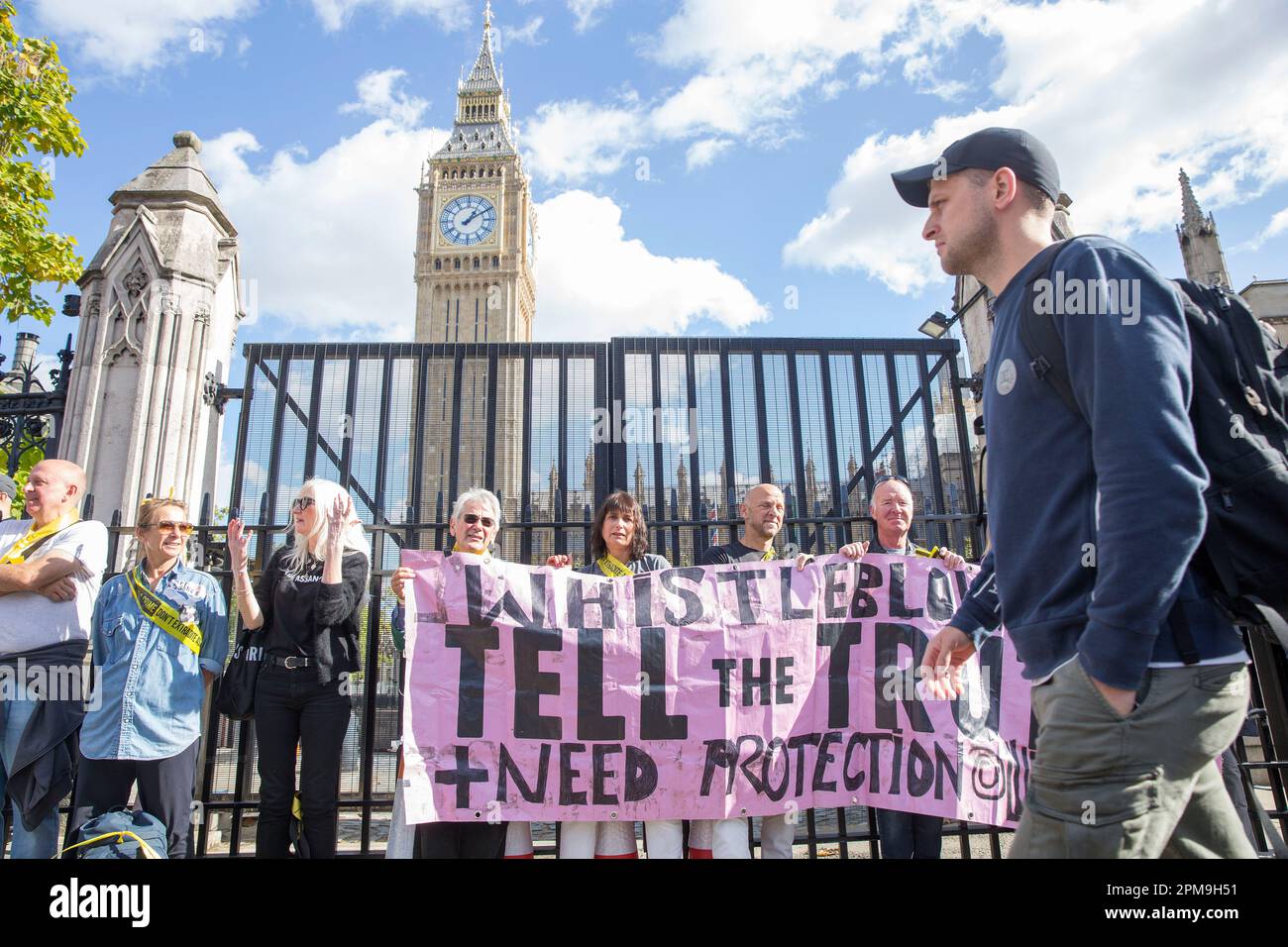 Anhänger des WikiLeaks-Gründers Julian Assange bilden eine menschliche Kette um die Houses of Parliament in London. Stockfoto