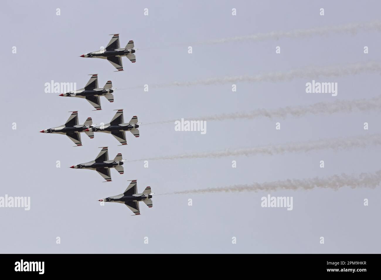 Point Mugu, Kalifornien/USA - 13. März 2023: Alle sechs F-16-Kampfflugzeuge der US Air Force USAF Thunderbirds-Staffel fliegen in Formation vorbei. Stockfoto