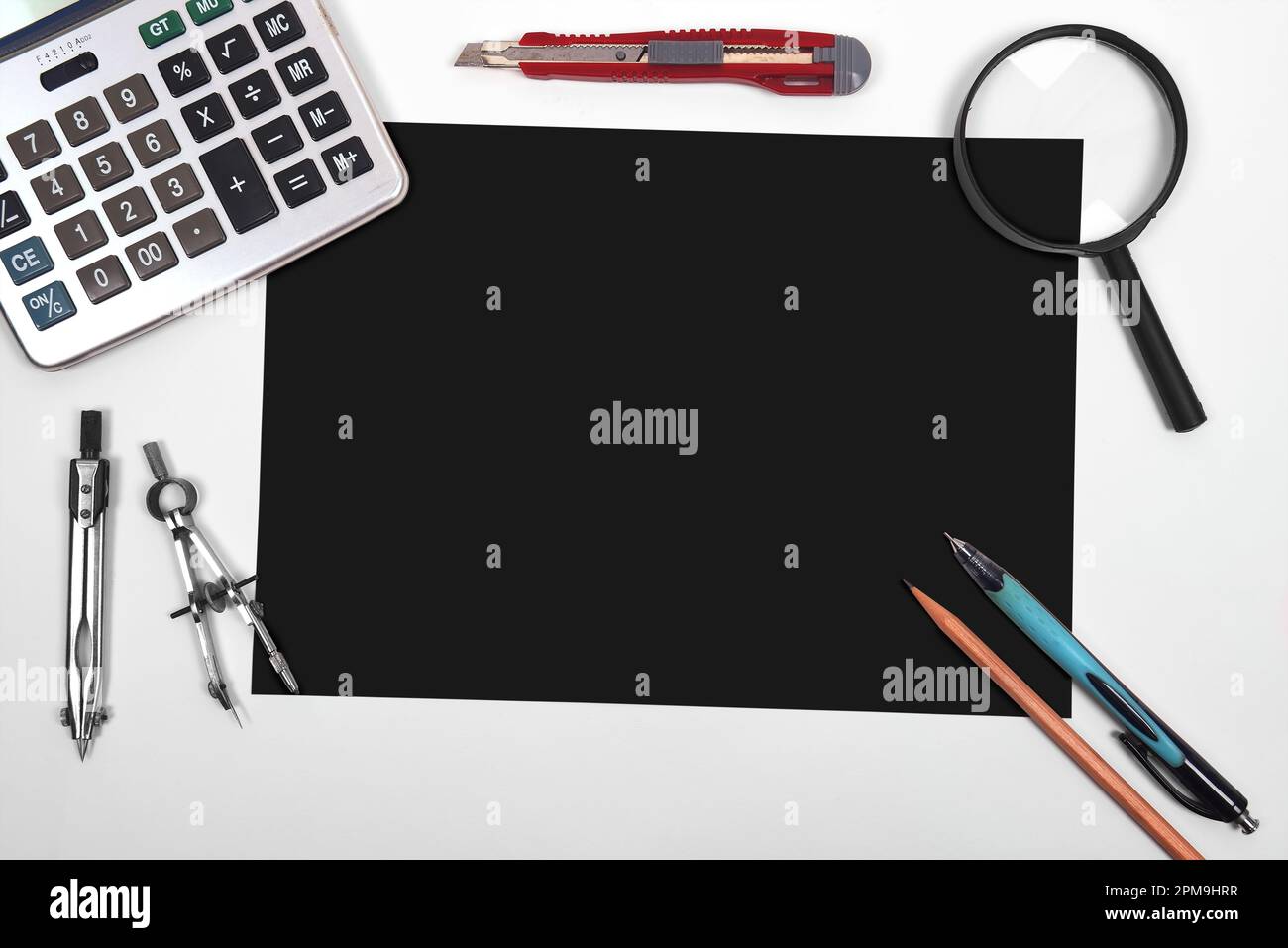 schwarzes Papier und Werkzeuge auf Desktop-Ingenieur Stockfoto