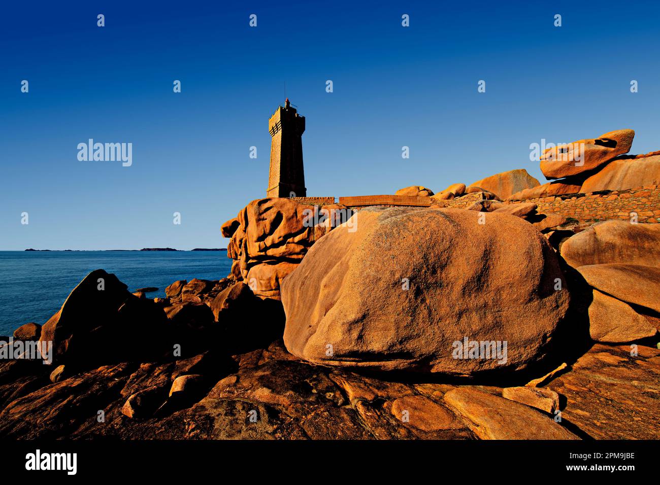 Men Ruz Leuchtturm am Pointe de Squewel, Ploumanach, Côte de Granit Rose, Bretagne, Frankreich Stockfoto