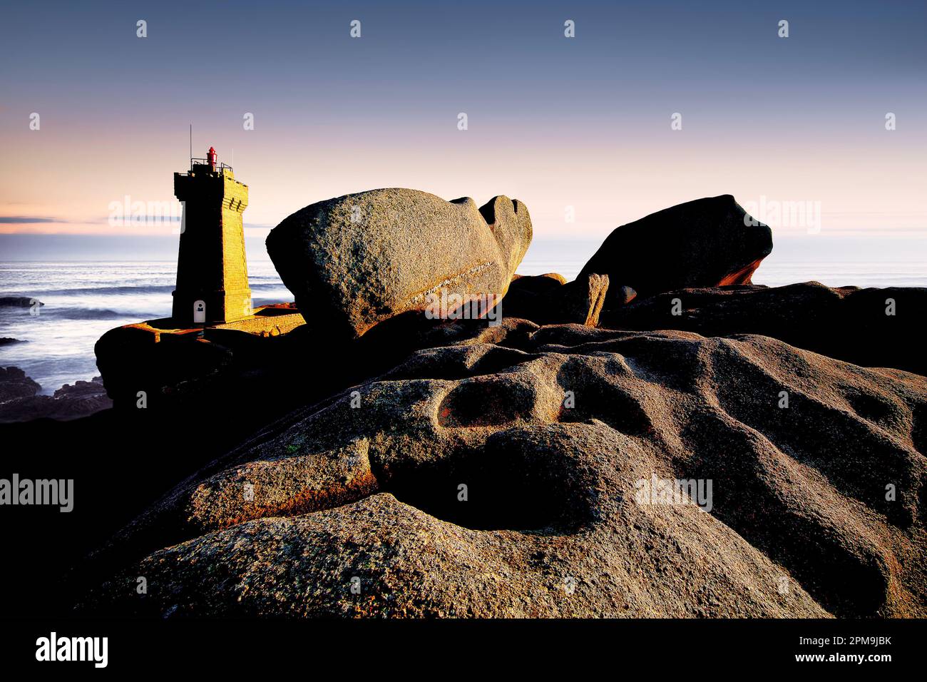 Men Ruz Leuchtturm am Pointe de Squewel, Ploumanach, Côte de Granit Rose, Bretagne, Frankreich Stockfoto
