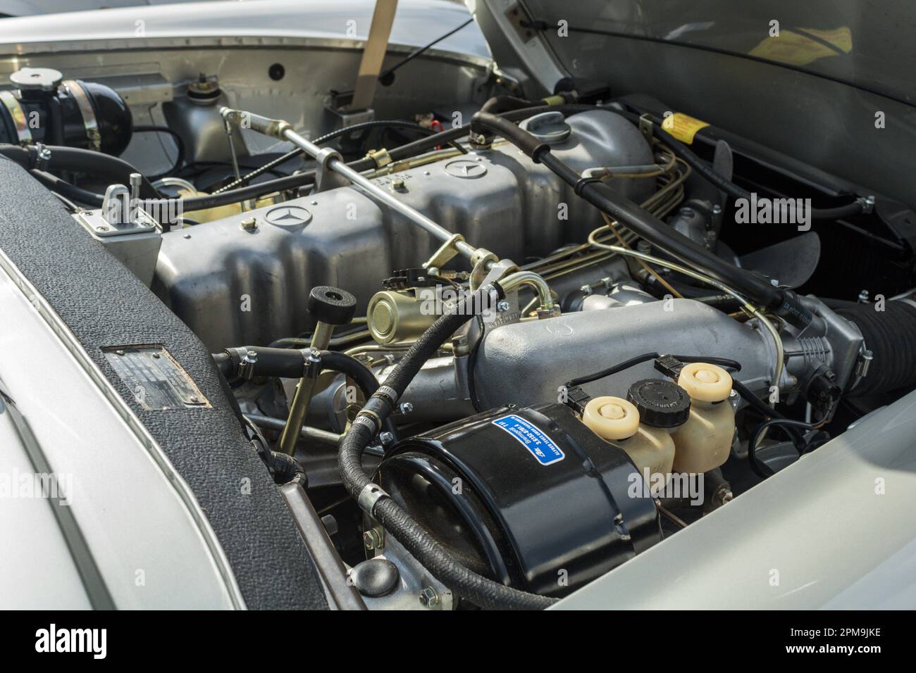 Mercedes 280 SL-Motor. Supersportwagen Sonntag 2023. Stockfoto